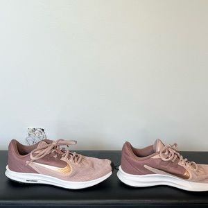 Women’s Nike tennis shoes. Very good condition. Size 7.5. Pink/rose gold.